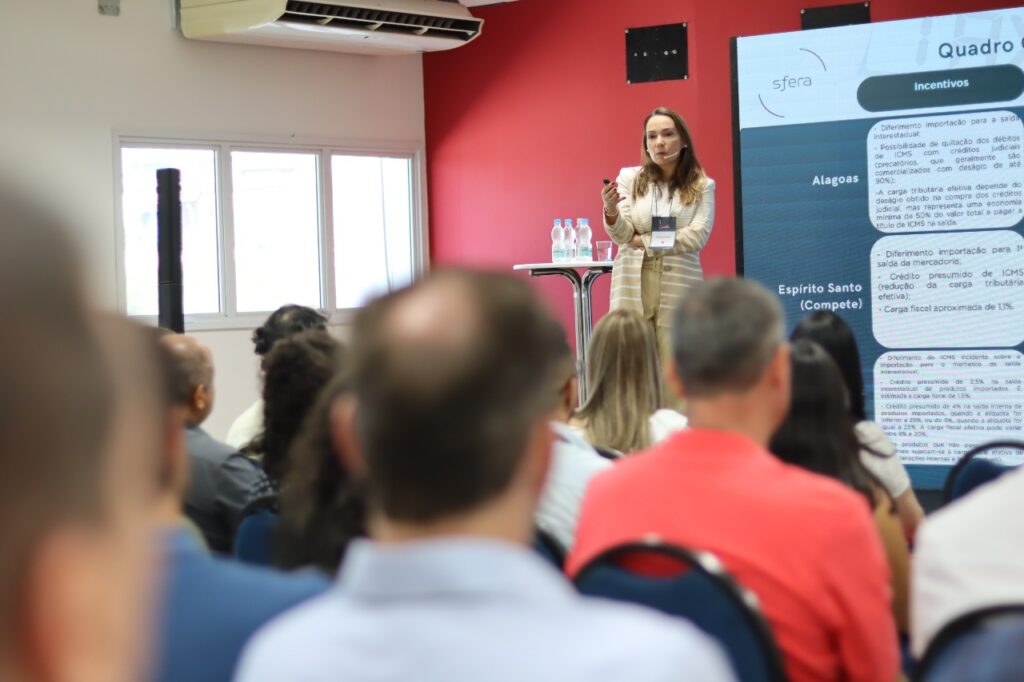 Vanessa Cardoso palestra no palco do evento Libraport Connection - Reforma Tributária.