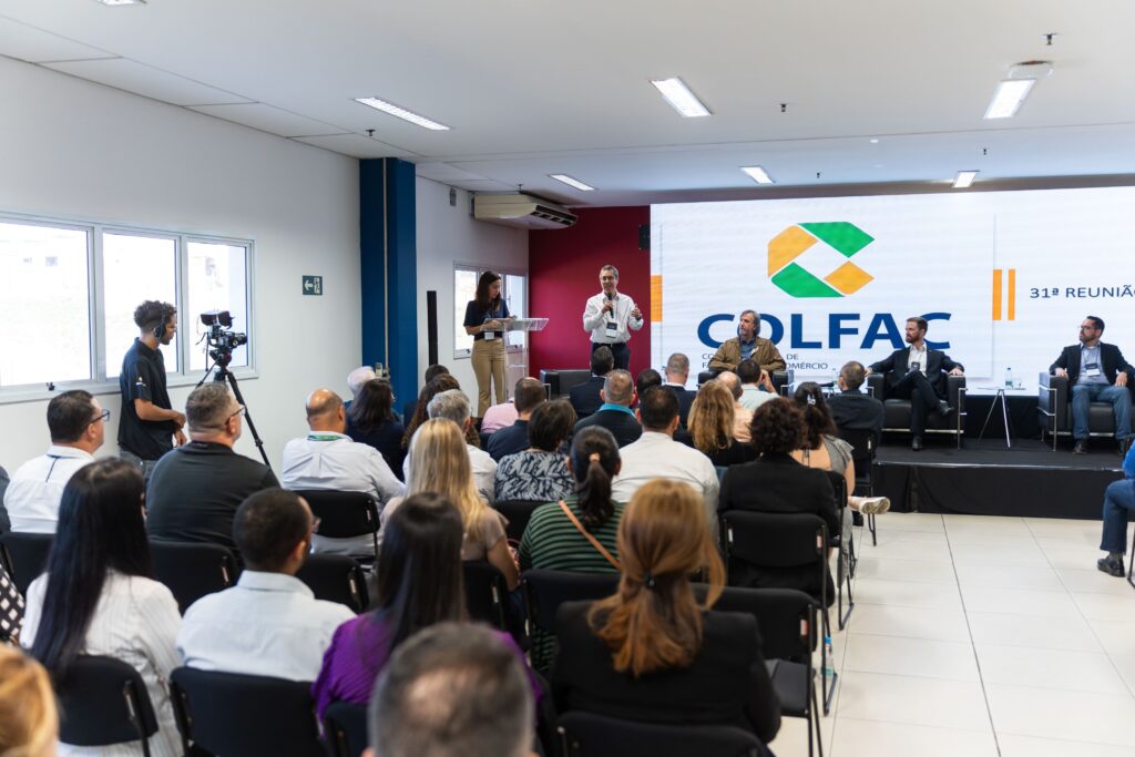 Público participa de reunião da COLFAC VCP sobre a DUIMP, sediada na Libraport Campinas.