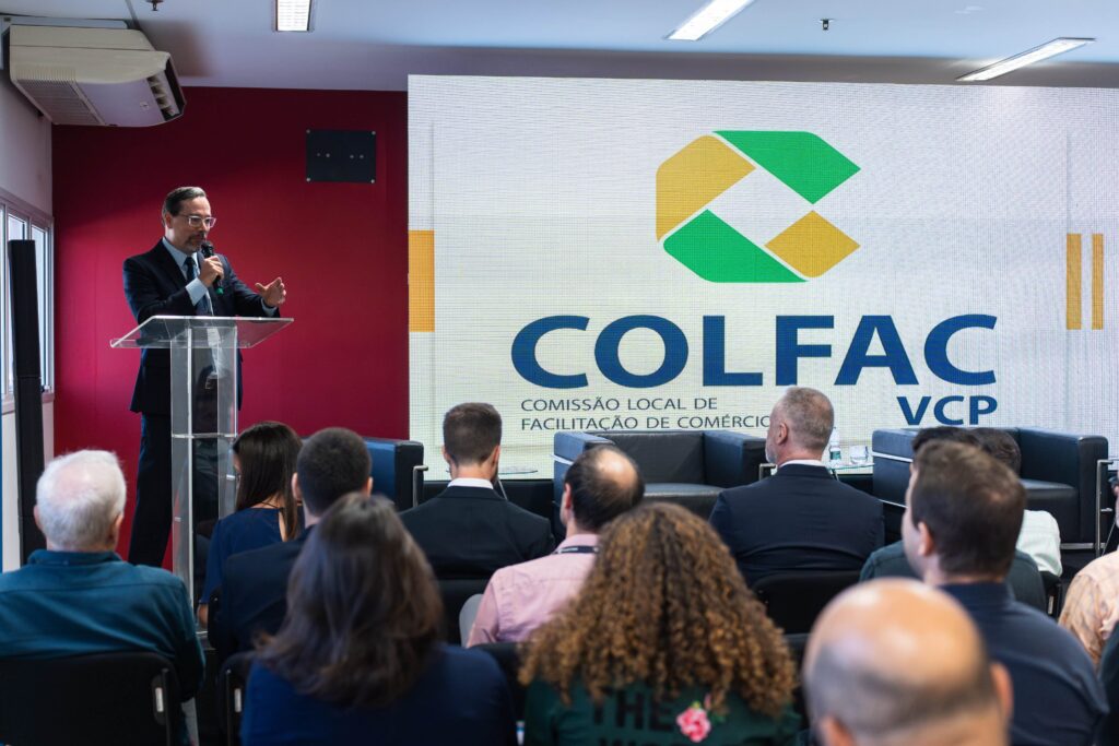 O auditor fiscal Rodrigo Salles palestra na reunião da COLFAC VCP sobre a DUIMP.